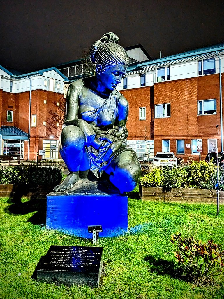 scouse_smurf's tweet photo. Mother and Child #flickr #Photography #Project366 #statue, liverpool, liverpoolwomenshospital, 366the2024edition, 3662024, day349366, 14dec2024 https://t.co/3MD3vZMMMJ
