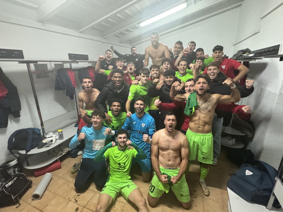 Enhorabuena a todos! Un partido trepidante, intenso y que se decidió en un detalle muy simple.
Hoy cayó de nuestro lado, para mí seguiríais siendo los mejores si hubiera caído del otro lado.
Jugar en el campo del CE Constancia siempre es un lujazo para nuestra 3a RFEF