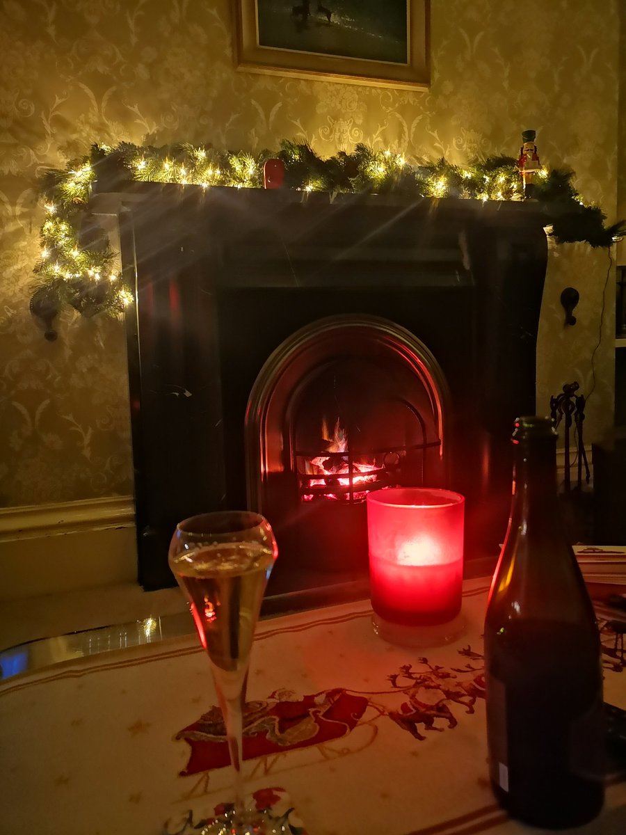 The perfect evening...
🔥 🥂 🎄