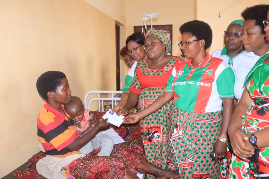 BubanzaCommune2's tweet photo. 3/3:Inyuma yo gushikiriza ibifungurwa abenegihugu bafise amikoro make, #Hon_Sylvie_Nizigama,arikumwe n'abo bagendanye,yarihiye fagitire abarwariye mu bitaro vya #Musigati na #Bubanza, Abakenyererarugamba baka bari bitwaje ibisimbo vy'imfungurwa ku barwayi.
@CnddFdd https://t.co/hPtQsnUKEg