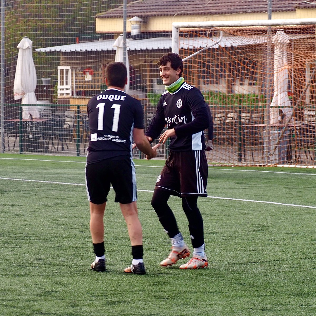 castillablackb's tweet photo. Alto Parquesol 1-1 Castilla Hypatia.
Segundo empate consecutivo de los nuestros en su visita a Parquesol. Álvaro marcó el único tanto de cabeza y el jovencísimo Mario debutó en la portería con 16 años y muy buena actuación. https://t.co/3Pd8hf4Vis