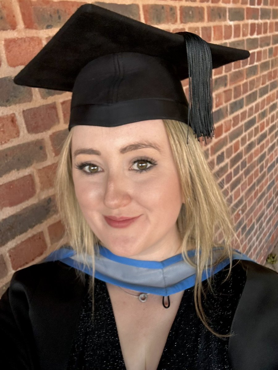HollyFJenkins's tweet photo. #Graduation in the December sunshine at @UniofExeter 🎓 The best 3 years with the best bunch of people 🥹 @DiagnosticU couldn’t have done it without you all 💫🎓🥂🍾 https://t.co/wSNJPUEBYA