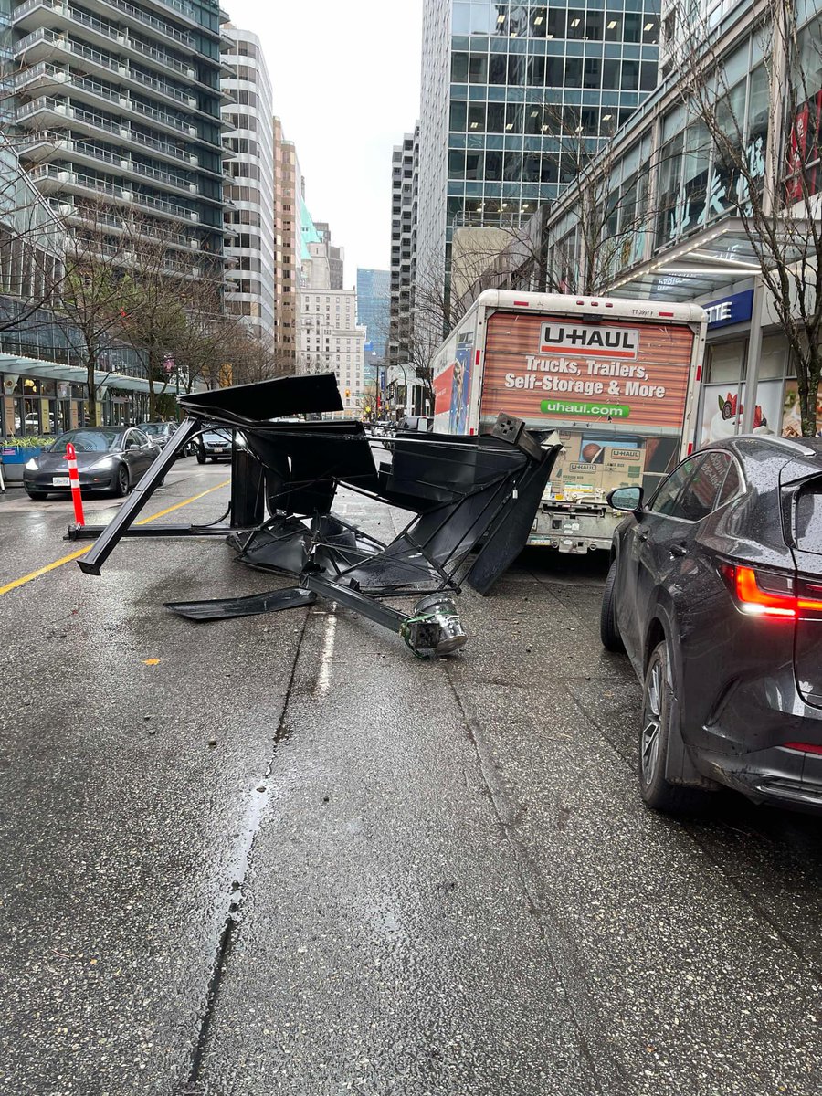 johnrstreit's tweet image. Three vehicles damaged after canopy flies off building and lands on Alberni Street in downtown #Vancouver during #windstorm. 📸 Mike Cook @GlobalBC