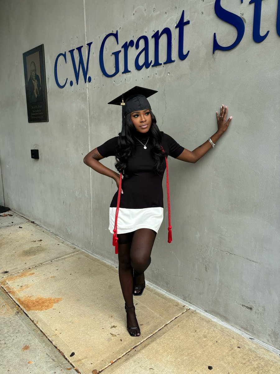 whytneikalise's tweet photo. Today, I closed one chapter and open another. 👩🏾🎓
I am so blessed that I was able to make it this far as an honor student with a 4.0 ✨. and get my first degree 💙 #ASURAM
AAS (Hons) Health Science 🦷🪥 https://t.co/WVdDlmGGRc