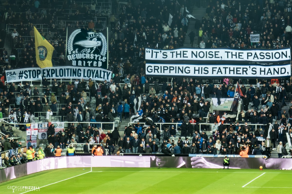 toonarmy59's tweet image. Wor Flags getting their message across in support of NUST and the FSA campaign of Stop Exploiting Loyalty- the players performing on the pitch with a comfortable win against the Foxes @worflags @nufctrust @Nusc2023 @NUFC #stopexploitingloyalty #NUFC #NEWLEI #toonarmy