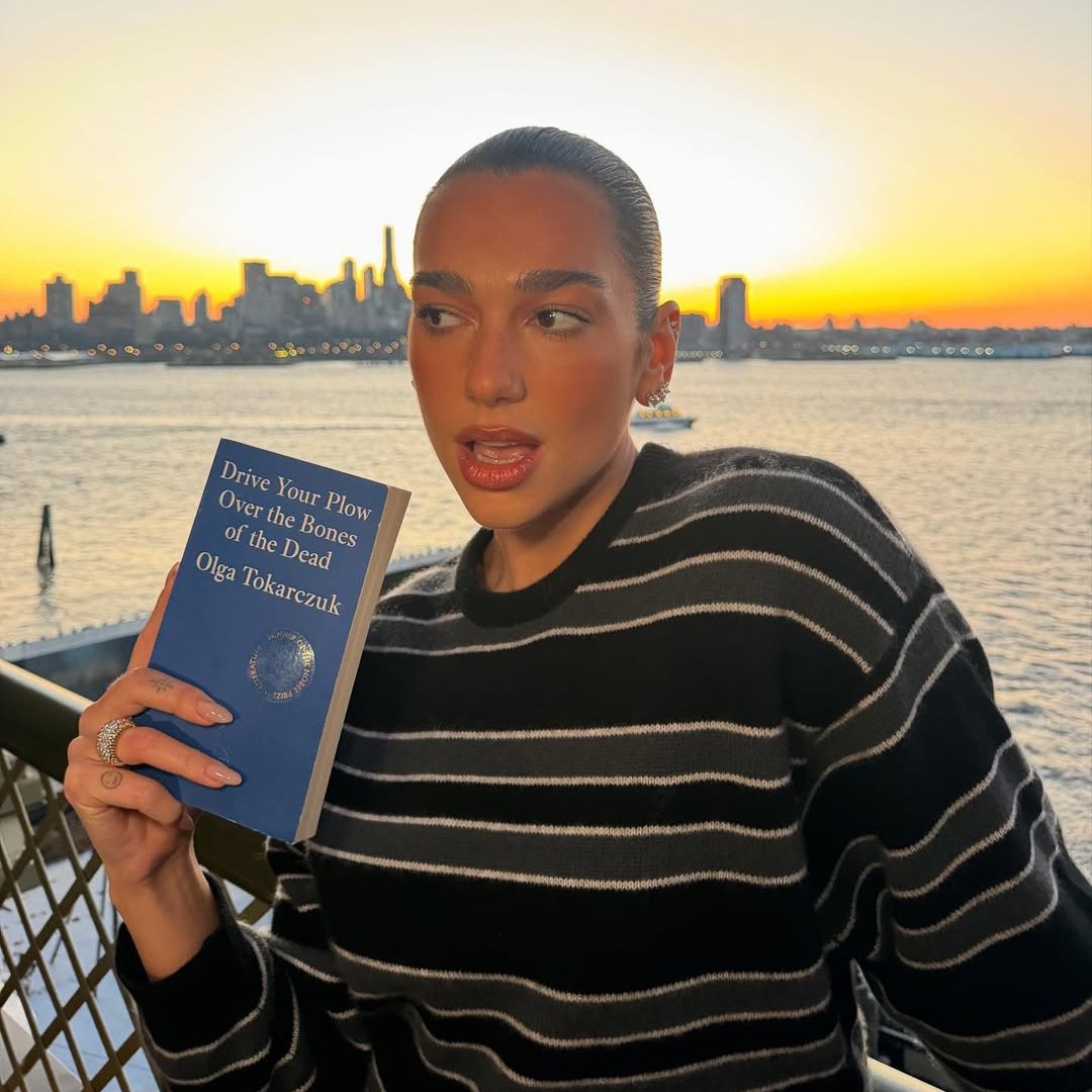 musicnewsfactpl's tweet photo. Dua Lipa opublikowała zdjęcie z książką polskiej laureatki Nagrody Nobla w dziedzinie literatury Olgi Tokarczuk https://t.co/rTZFuXFiO7