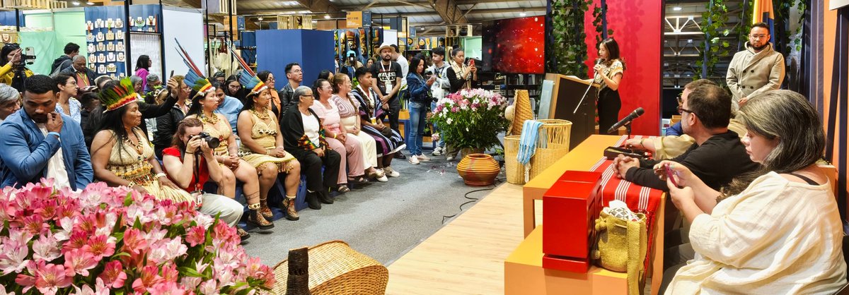 UNGRD's tweet photo. En Expoartesanías 🎭2024, la #UNGRD en la Rueda de Saberes recibe “Reconocimiento al Fomento”,🏅condecoración con la que se le distingue a la Unidad por la gestión con el sector artesano de Colombia. Como dato, la #UNGRD entregó mil millones de pesos para los artesanos afectados por la temporada de lluvias 2023. #ColombiaelPaísdelaBelleza