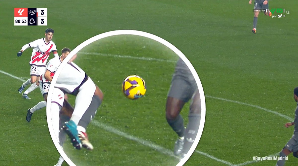 ArchivoVAR's tweet photo. 🖥️💥 El VAR dejó pasar un penalti de Mumin sobre Vinicius.

👉🏻 El defensor, en su intentó de despejar el balón, golpea la pierna derecha del brasileño dentro del área.

❌ ES PENALTI.

▪️ Martínez Munuera no apreció la infracción y González Fuertes se lavó las manos. https://t.co/i4WVi8XK6F