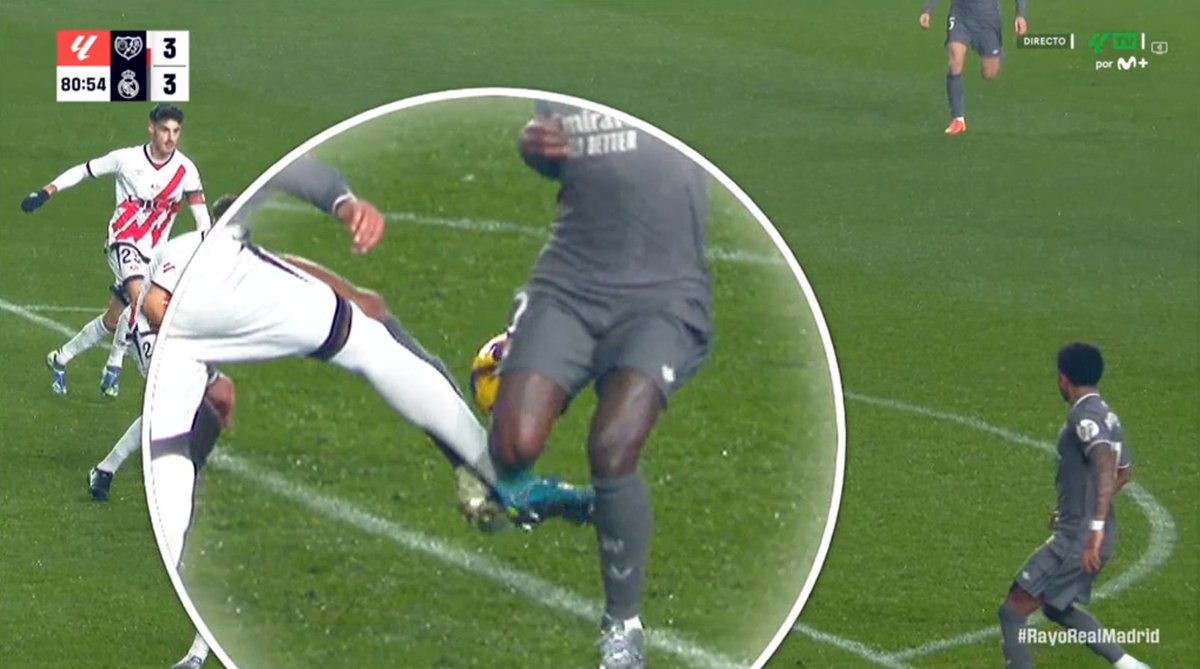 ArchivoVAR's tweet photo. 🖥️💥 El VAR dejó pasar un penalti de Mumin sobre Vinicius.

👉🏻 El defensor, en su intentó de despejar el balón, golpea la pierna derecha del brasileño dentro del área.

❌ ES PENALTI.

▪️ Martínez Munuera no apreció la infracción y González Fuertes se lavó las manos. https://t.co/i4WVi8XK6F