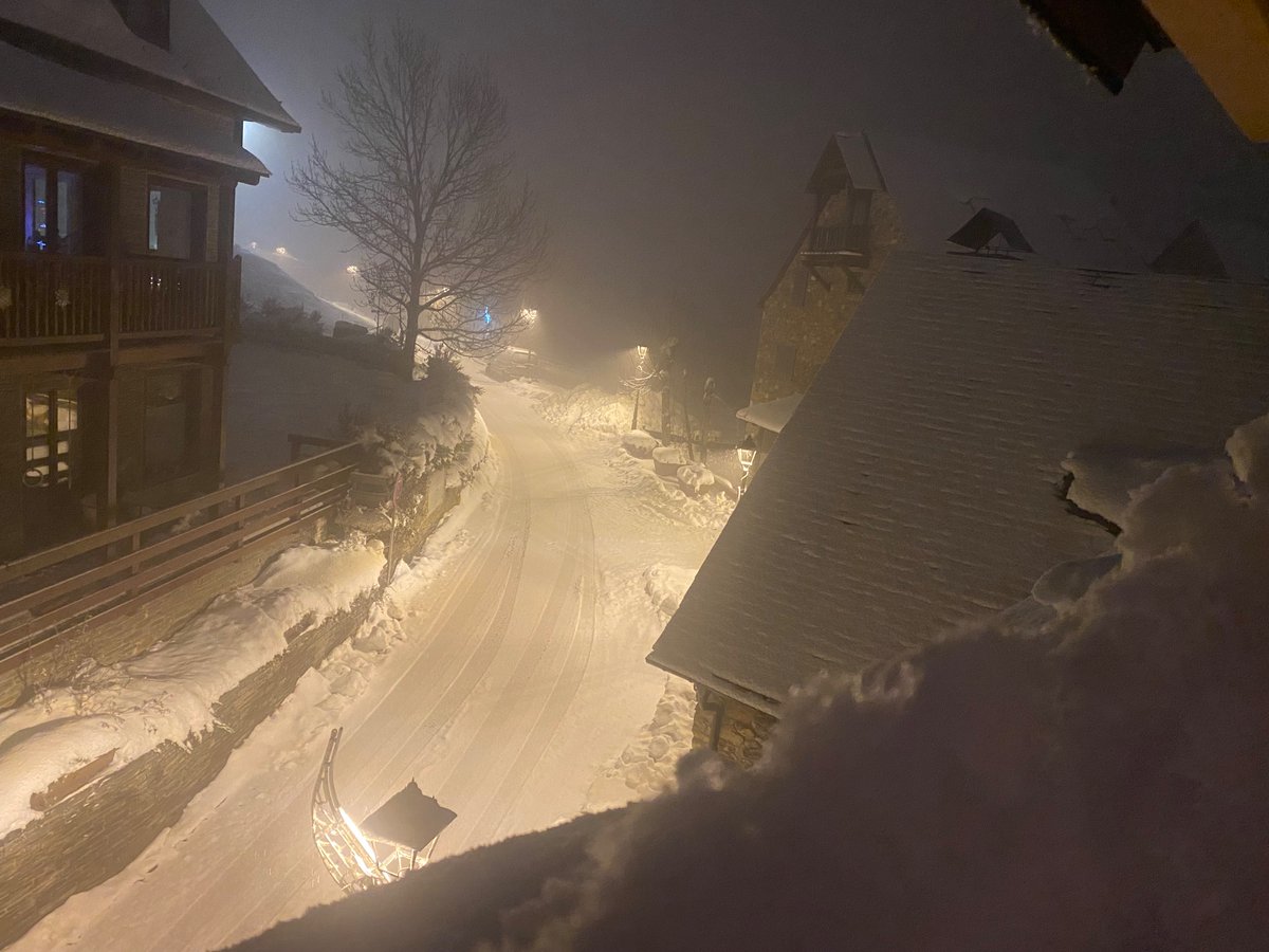 3404metros's tweet photo. -4 grados y sigue nevando . 1500 m #valldaran https://t.co/8KHcyqOWsH