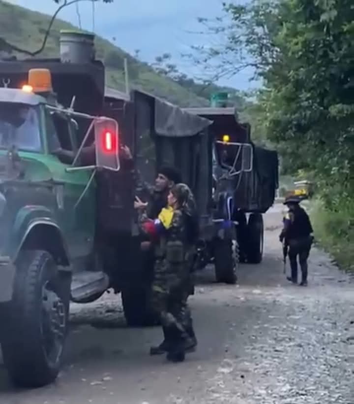 OlguinMayorgaP's tweet photo. #UstedQueOpina LAS #F4RC ENTREGAN ARBOLES FRUTALES A VIAJEROS DE VÍAS TERCIARIAS DE LA ZONA RURAL DE #SARDINATA.
En redes sociales, circula un video en que se observa a hombres armados, vistiendo uniformes camuflados y con elementos instintivos de la guerrilla de las #FARC. https://t.co/g1itI8toHG