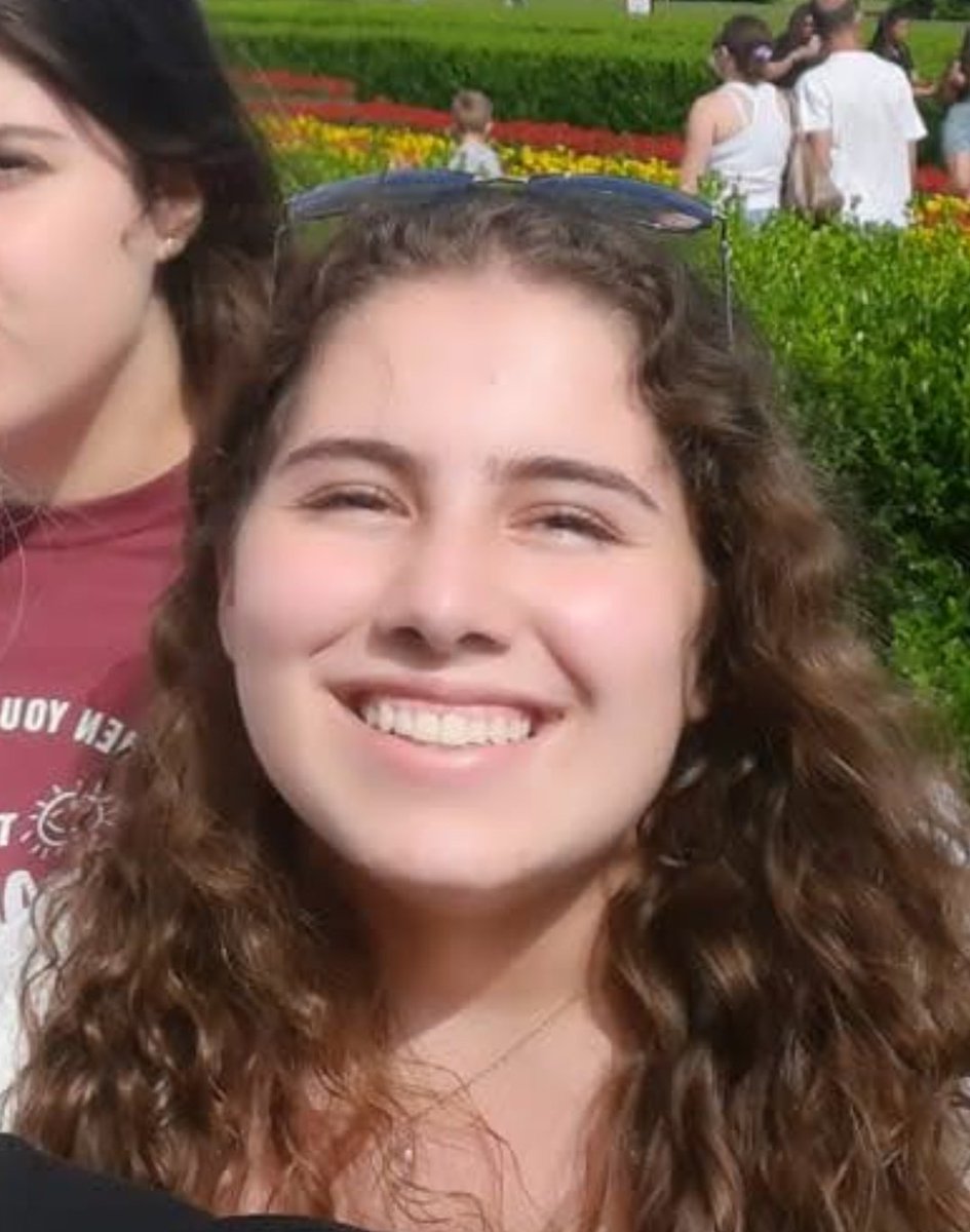 _asiabr_'s tweet photo. eu adoro comparar eu mesma com a de anos atrás, aí o Google fotos fez um "Lembranças de 3 anos atrás" de quando eu viajei pra Curitiba (eu nem tinha ideia de que me mudaria pra cá)

então aí vai eu de 3 anos atrás // pra eu agr morando em Curitiba https://t.co/6EhlFarriF