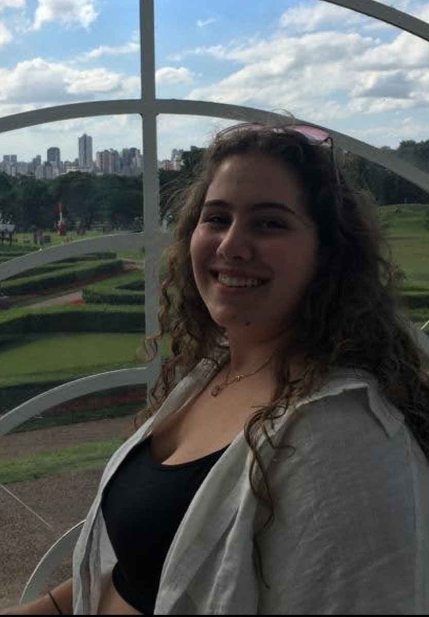 _asiabr_'s tweet photo. eu adoro comparar eu mesma com a de anos atrás, aí o Google fotos fez um "Lembranças de 3 anos atrás" de quando eu viajei pra Curitiba (eu nem tinha ideia de que me mudaria pra cá)

então aí vai eu de 3 anos atrás // pra eu agr morando em Curitiba https://t.co/6EhlFarriF