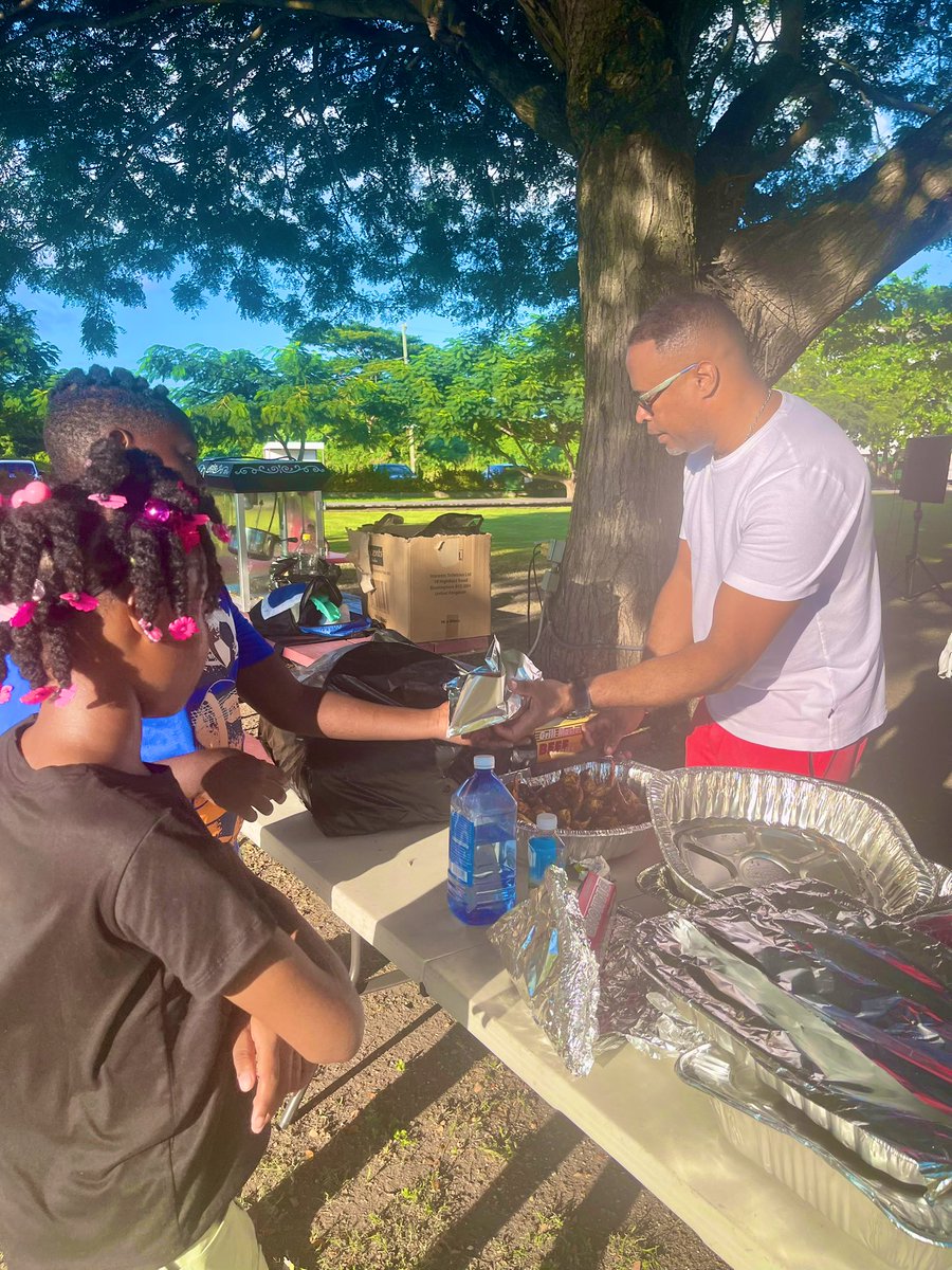 markbrantley3's tweet photo. Helping out on the grill and serving the children at our Christmas time Fun Day today #ConstituencyMatters #NevisNice https://t.co/YYxfNAiv2d