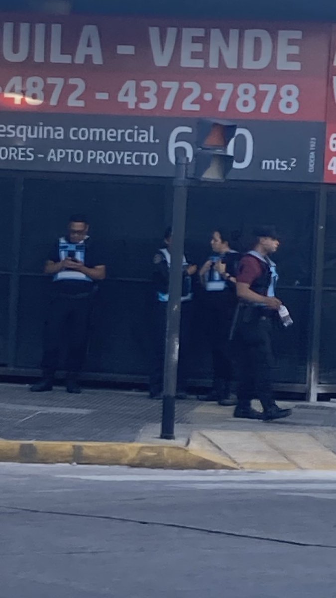 LucasCarlini95's tweet photo. Así labura la policía de Caba, ya ni siquiera van en binomios, ahh pero a la vuelta le están metiendo caño a un jubilado . Desastre Jorge Macri https://t.co/NDiyGP0WBU