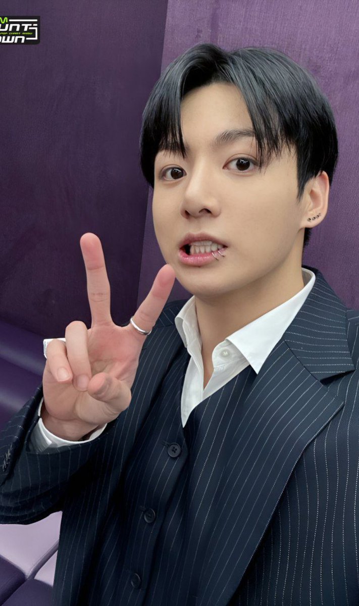Nadusha2405's tweet photo. 방탄소년단 정국, '2024년 한국에서 가장 잘생긴 남자' 선정..美 '네티즌 리포트' 표지 장식 (출처 : 네이버 연예) https://t.co/oaYyfd2cyk https://t.co/hhEP6N9cx6