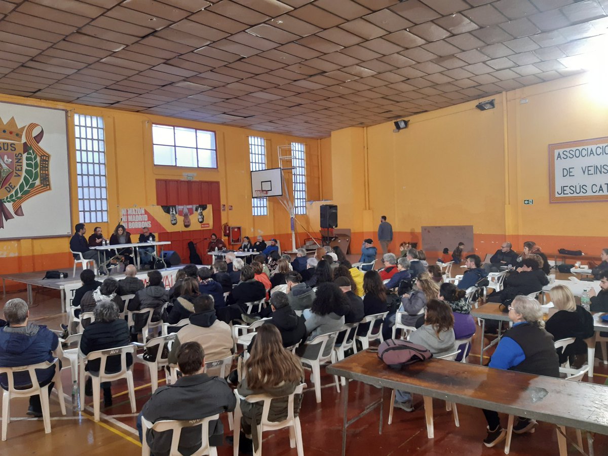 abeurada's tweet photo. La feinada de les últimes 4 setmanes ha volgut molt la pena. Avui a Jesús, més de 100 persones han omplert de solidaritat lo Casal Jesusenc amb el País Valencià i l'objectiu de recollir milers d'€ s'ha acomplert.
I és que sols el poble, salva el poble! https://t.co/pMZts8dTr5