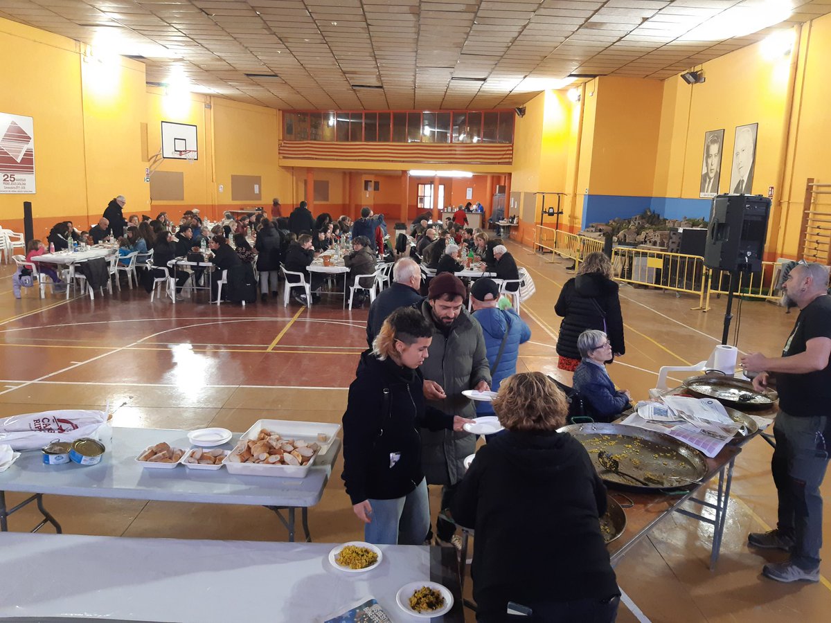 abeurada's tweet photo. La feinada de les últimes 4 setmanes ha volgut molt la pena. Avui a Jesús, més de 100 persones han omplert de solidaritat lo Casal Jesusenc amb el País Valencià i l'objectiu de recollir milers d'€ s'ha acomplert.
I és que sols el poble, salva el poble! https://t.co/pMZts8dTr5