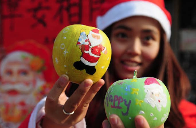 Trevor_FJ's tweet image. Apples have recently become a Christmas icon China. Exquisitely wrapped apples  with images of Santa Claus etc. Apples are everywhere, they are sold everywhere  from swanky shopping malls to the back of trucks at makeshift night markets. 
Pingguo,  a homophone for “peace fruit.”