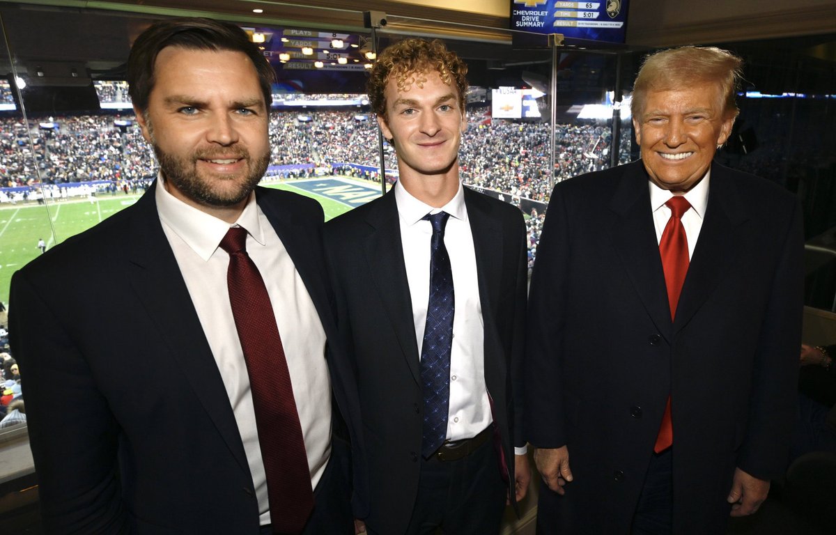 🇺🇸 Daniel Penny received a HERO’S WELCOME from President Trump and JD Vance at the Army Navy game

Much deserved!