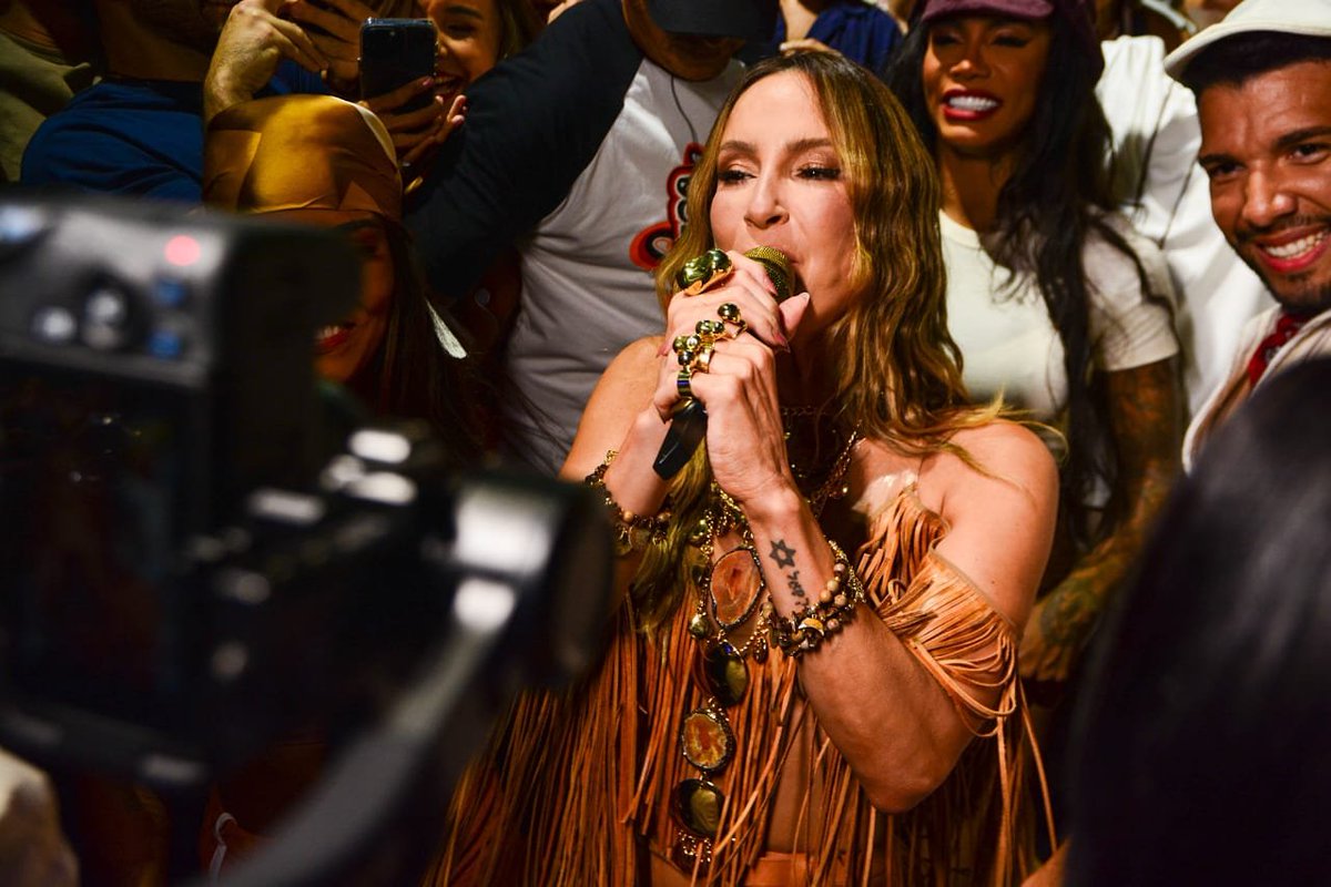 ibahia's tweet photo. #ENSAIODEVERÃO 🤩 - Claudia Leitte canta no meio do povo em ensaio no Candyall
📷 Joilson Cesar / PicNews
#iBahia #ClaudiaLeitte #Candyall #Salvador #Verão #Bolha https://t.co/rPmkeOuTOr