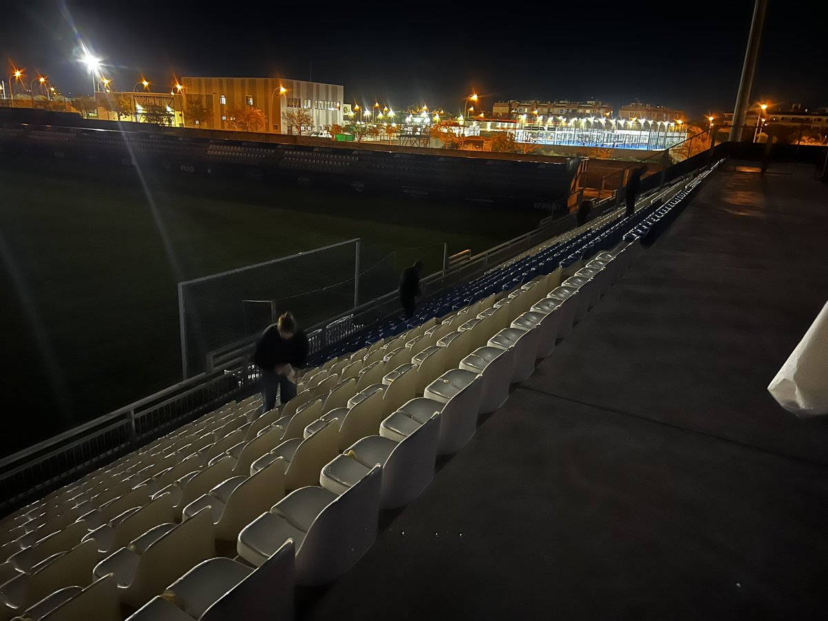 💙 Avui des del primer minut del mati, ens han perseguit, ens han volgut humillar, han fet vandalisme i s’han comportat com el que son. Al final victòria i civisme per part dels nostres. Gràcies <a href="/gpxavidelgado/">Grada Popular Xavi Delgado</a> per la feina en silenci i pel nostre escut

<a href="/eramonbonet/">Esteban Ramon</a> te l’has tret