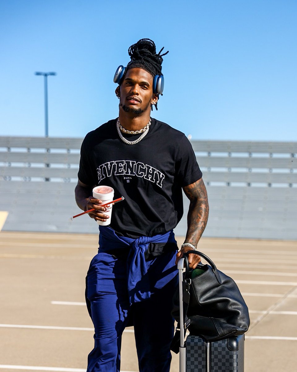 dallascowboys's tweet photo. tr8vel d8y ✈️

#DALvsCAR | @_CeeDeeThree https://t.co/naCIhEhnE6