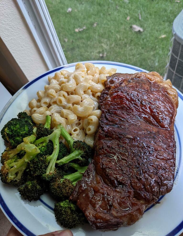 Smash or pass?

Reverse-seared NY Strip with Roasted Broccoli and White Cheddar Mac