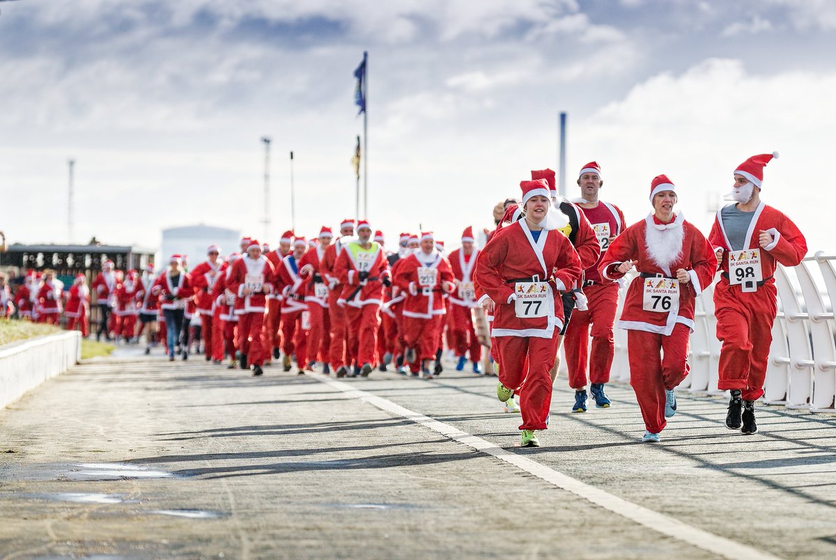 athenapics's tweet photo. #runners in #FatherChristmas #santaclaus costumes at this year's #Run4All 5km #SantaRun #Aberavon #seafront #PortTalbot #running #christmas #festive https://t.co/7VNuNkJXWY https://t.co/z4igtM4cSH