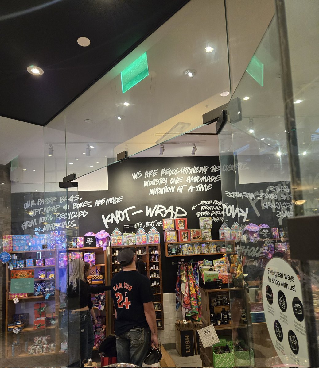 khalifayote's tweet photo. Was doing Christmas shopping today and @lushcosmetics explain yourself https://t.co/ggpl2HZome