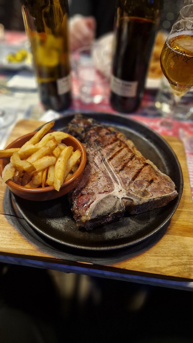 albergoku94's tweet photo. Bon profit. 🥩
#Chuletón #CenaDeEmpresa #ECI https://t.co/mpFGRv72E6