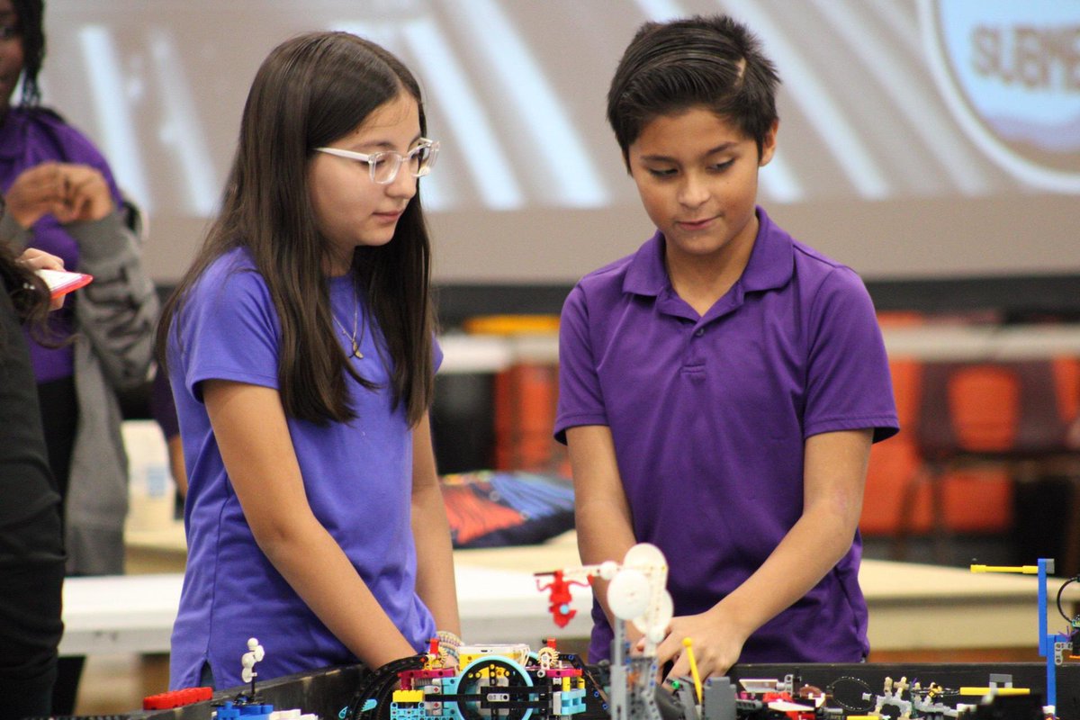 jgomez_phe's tweet photo. ROBOCOM was an adventure !! These Heroes did so well I am so very proud of them. Also shout out to @AVillanueva_PHE for helping out physically and emotionally , you’re AMAZING 🦸💜 #Submerged #AllIn #StrongerTogether @PurpleHeart_ES https://t.co/gKcdotY1Yn