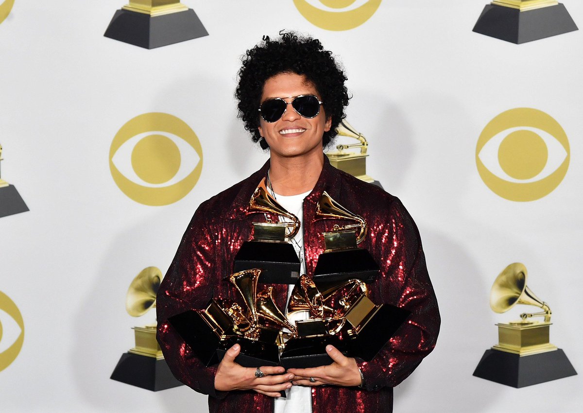 SOCORROOOOOOOOOI
BRUNO MAAAAAAAAARSSSSS

ALGUEM ME AJUDA A SEGURAR MEUS GRAMMYS POR FAVOR 

OBRIGADA A TODOS 😭 
e vai voltar pra casa sim! 🩴