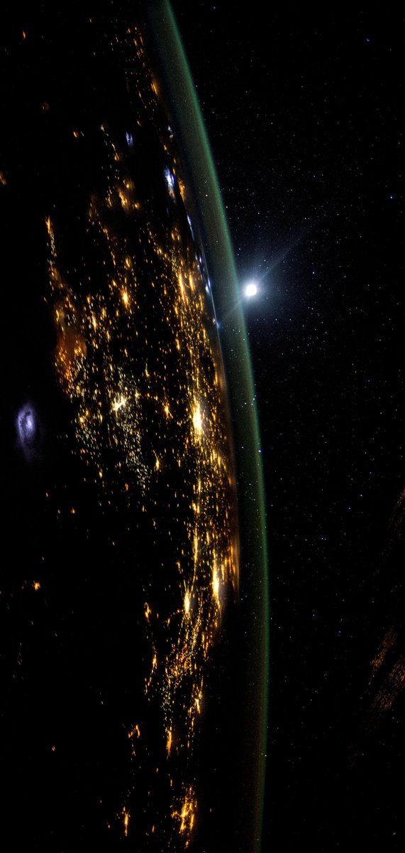 uhd2020's tweet photo. Earth at night from space https://t.co/VPhfKpk6vz