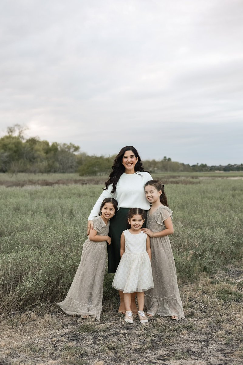 I feel like the richest man in the world!! I am blessed with a beautiful family, inside and out! Love you <a href="/MrsCoach_V_/">Elysa Villarreal</a>  !!