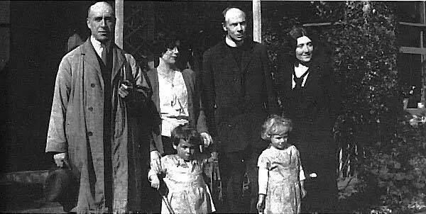 MentalidadFeroz's tweet photo. Pero las historias empeoraron.

La familia Foyster, que residía en Borley Rectory informó de objetos volando a través de las habitaciones.

Una sirvienta sintió un toque invisible en su cara

Un hombre sin cabeza a menudo visto cerca

Incluso aparecieron mensajes misteriosos en las paredes de la casa