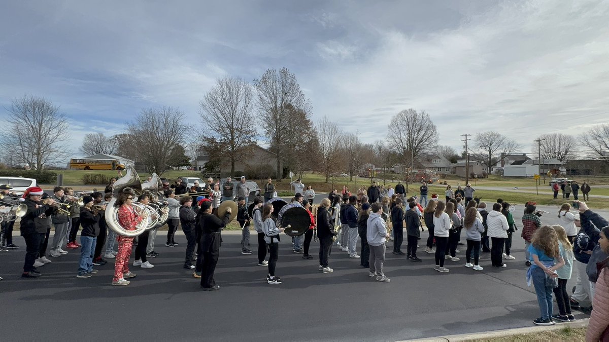 SWMS_Band's tweet image. Great job to our 8th grade students for their performance in the Woodburn Christmas Parade! We even did an encore for our parents/supporters at the end!! 🩶⚔️