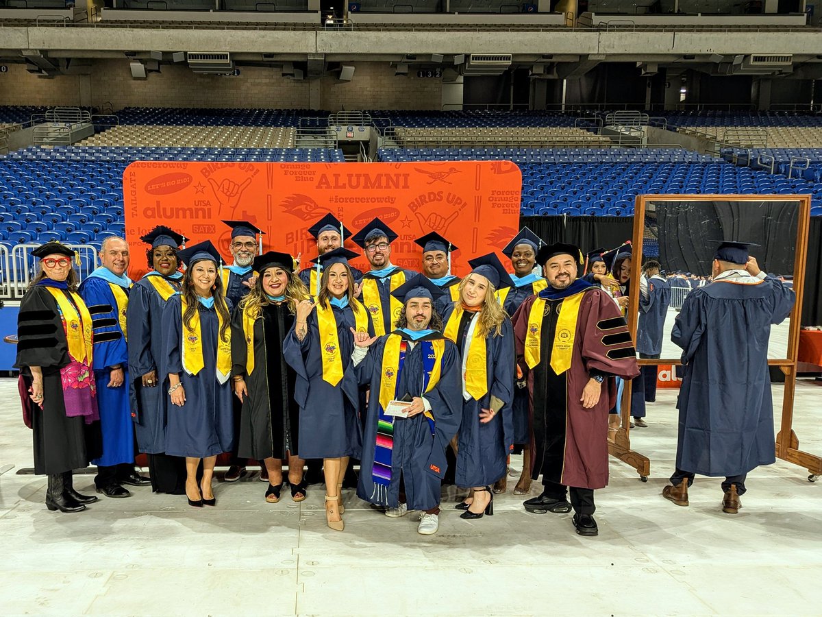 UTSA's tweet image. These groups of grads are ready for their big moment! 🎓🤙🏼

#UTSA #UTSAGrad24