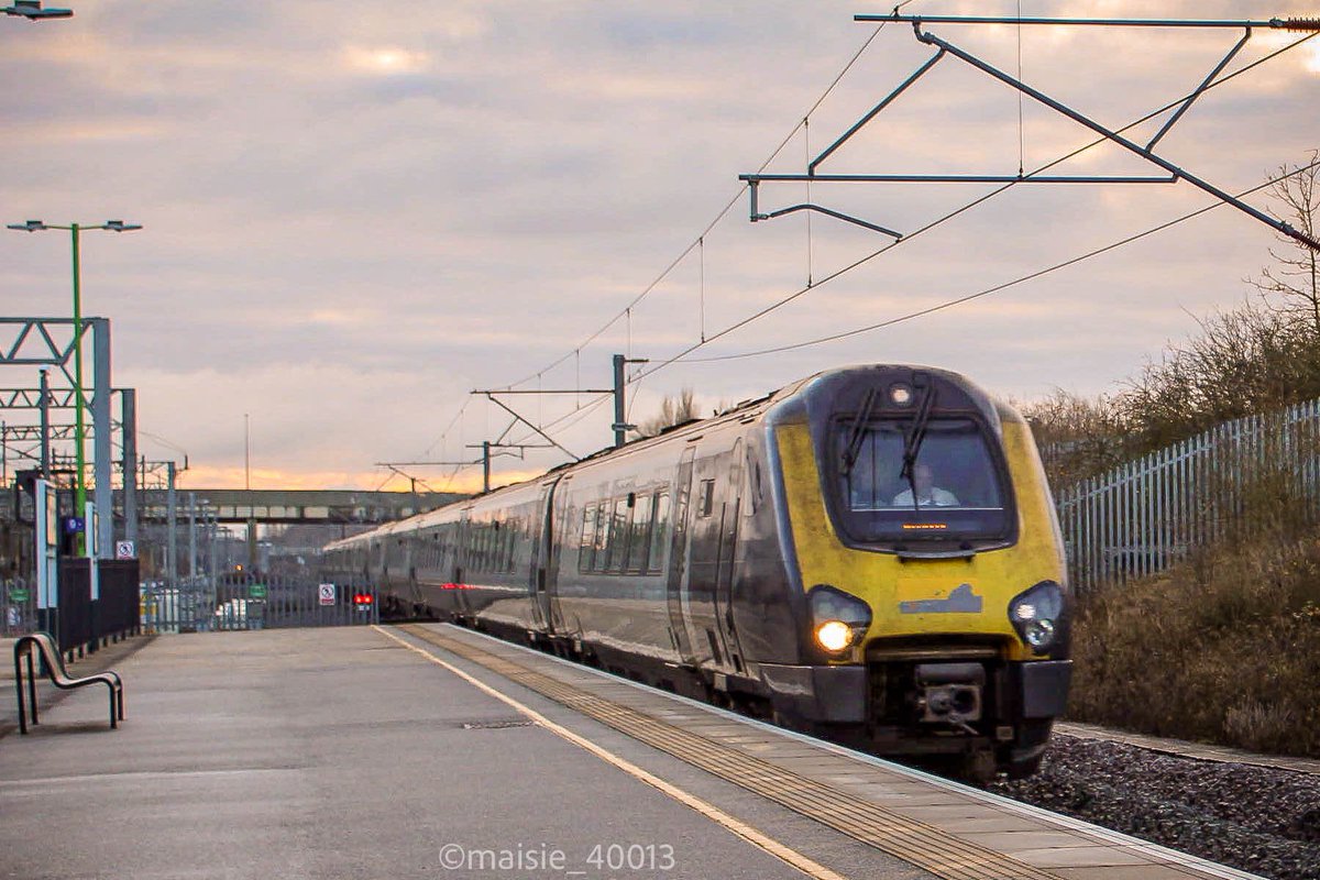 maisie_40013's tweet image. 221105 &amp;amp; 221106 speed through Milton Keynes Central with the last voyager service to Holyhead on 1D83. Farewell Avanti Voyagers 🫡
#class221 #avantiwestcoast #wcml