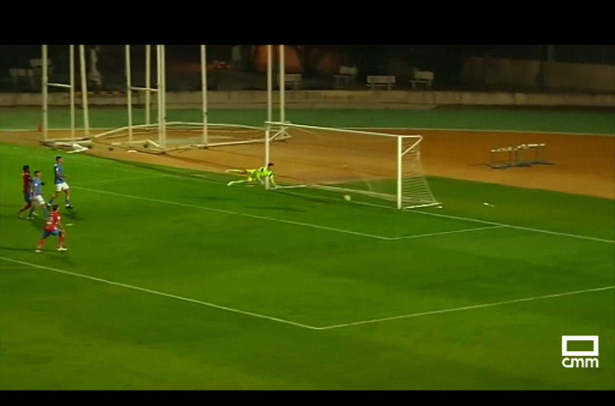 vamos_manchego's tweet photo. @CDManchegoCReal Pues eso... No entiendo nada y no se como un linea sin estar a la altura del balón determina que es gol, una charlotada de árbitros finde tras finde! https://t.co/e9oS1mKUMZ