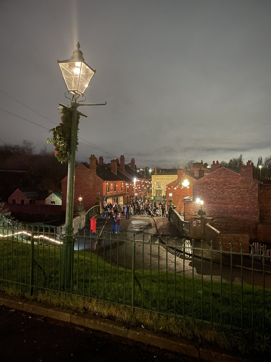 Brill evening <a href="/BCLivingMuseum/">Black Country Living Museum</a> with Madam Mayor Cllr <a href="/BillsHilary/">Hilary Bills</a>, <a href="/KarlDenning/">Cllr Karl Denning</a> &amp; <a href="/SoniaKumarMP/">Sonia Kumar MP for Dudley 🌹</a> celebrating all things Christmas.

Many thanks to <a href="/bclmdirector/">Andrew Lovett OBE (Museum Account)</a> Andrew Lovett for his hospitality &amp; the amazing work he &amp; the team do at this wonderful place!

Merry Christmas all 🎄