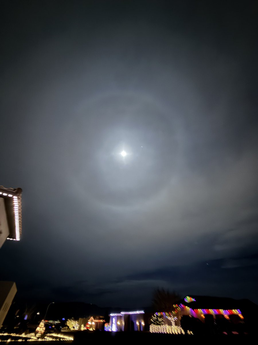 All this drone/UFO talk how about a moon halo?