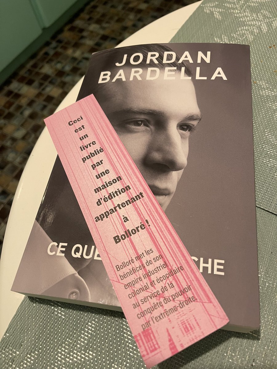 patchoulie4's tweet photo. Ma fille m’a offert le livre de @J_Bardella, il provient de la @Fnac, quel a été ma surprise en ouvrant cet ouvrage ! Un marque page bien significatif ! C’est une honte ! @fnac faite votre travail, vérifier les exemplaires en rayons ! 😡 https://t.co/EKqF8q5VoZ