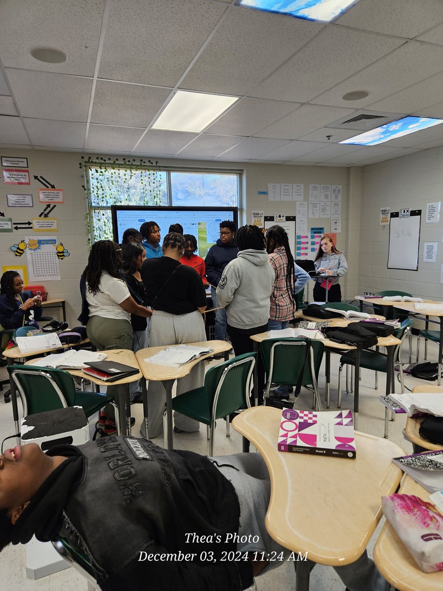 MsTheaTeachMath's tweet image. Students collecting data during the Human Chain Experiment. 
#knightsride 
#NCS 
#libertymiddle