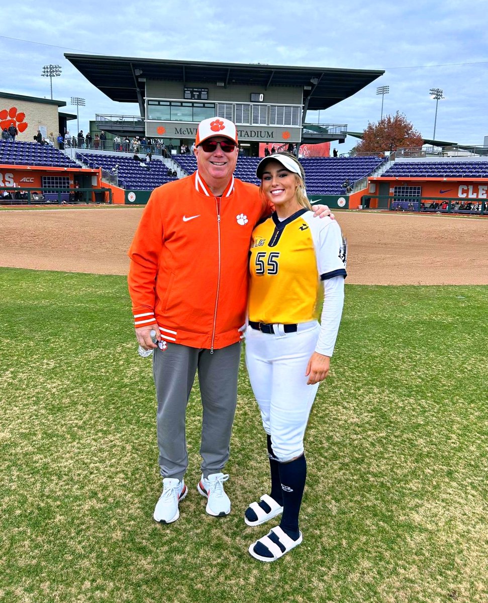 SadieJoHunter27's tweet photo. Thank you, @clemsonsoftball, for a fantastic prospect camp today! I learned so much from the pitching drills, live scrimmages, and all the helpful feedback. #GoTigers🧡💜 🐅 @rittmanjohn @ClemsonCoachKJ @KatieRepole  @Coach_Wigs   @LLGCOACH @sophwools @Org_LLG @LadyLightningG3 https://t.co/uWYpHe5nUc