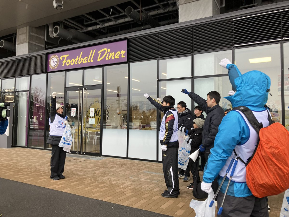 terasu114's tweet image. スポGOMI WC 京都STAGEに参加してきました！雪の中の開催となりましたが、とても楽しかったです。チーム寺田家はなんと第3位🥉優勝は逃したものの、優勝チームが陸上部の皆さんだったのも嬉し過ぎました☺️ゴミ探しが癖になりそう。

#スポGOMIWC
#海と日本project
@SpogomiWorldCup 
@Umitonippon