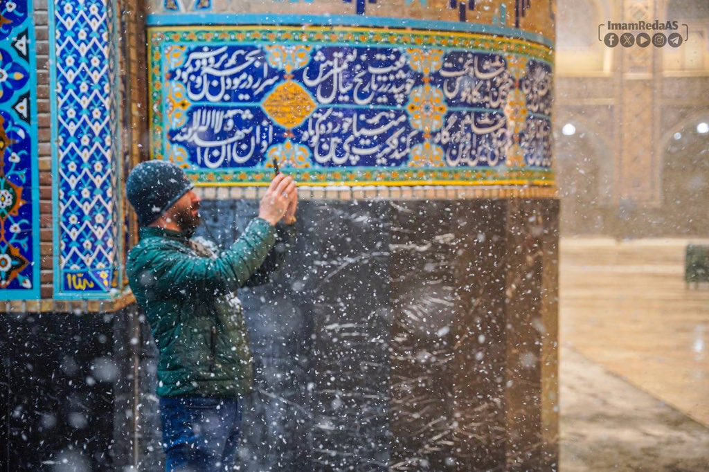 📸 تقرير مصور | نزول الثلج لأول مرة في هذا الشتاء على أرض الجنة الرضوية المقدسة مع مشاهد جميلة للزوار والخدام في أرجاء الحرم 

#العتبة_الرضوية_المقدسة
