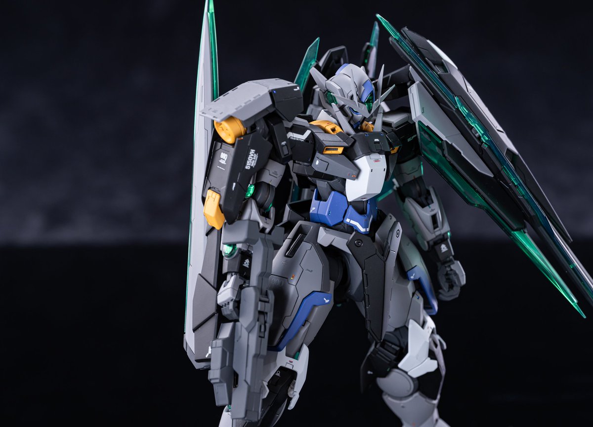Usssshi's tweet photo. GNT-0000ＲＭ ブレイキングクアンタ完成しました！

破壊と創造の使者として突如GBNに現れた、ただ攻撃をする事のみを目的とした機体

武装はGNソードIIIαにソードビットが12基という構成
追加装甲をイメージしたミキシングも特徴です。
ロービジカラーがマッチしてとても格好よく仕上がりました✨ https://t.co/oZ7wZm8e0R