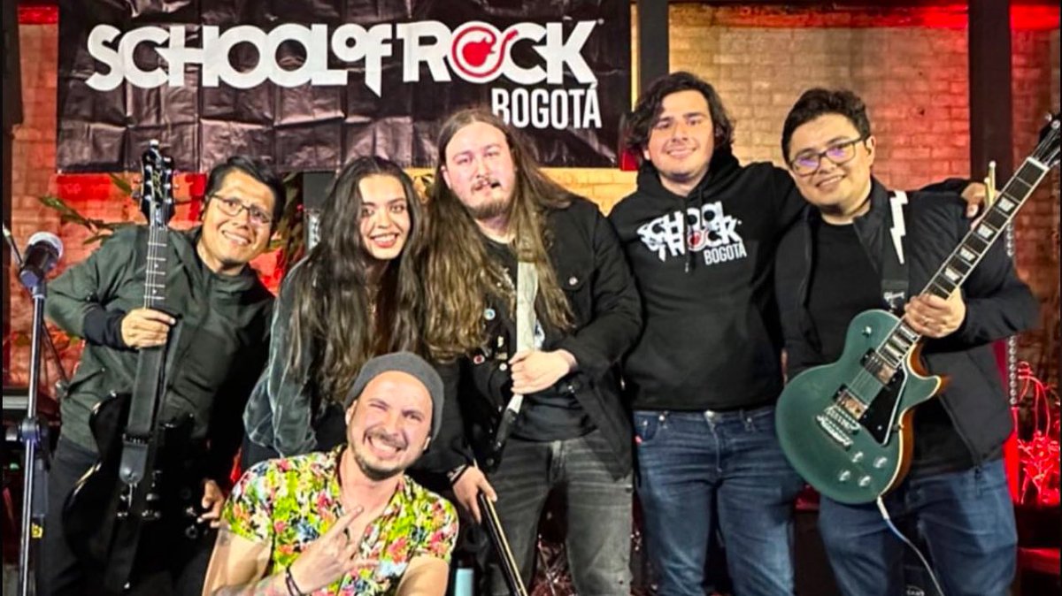 MartiFigueroa_1's tweet photo. Después de este concierto, Juan se irá a ser el director musical de la nueva sede de Chía. 🔜

Juan llegó a relevar al gran @_MasterOne y desde entonces me acompañó en un proceso de casi tres años, constituido de tres formaciones maravillosas. 🎸

… https://t.co/Vqa8rToFDA