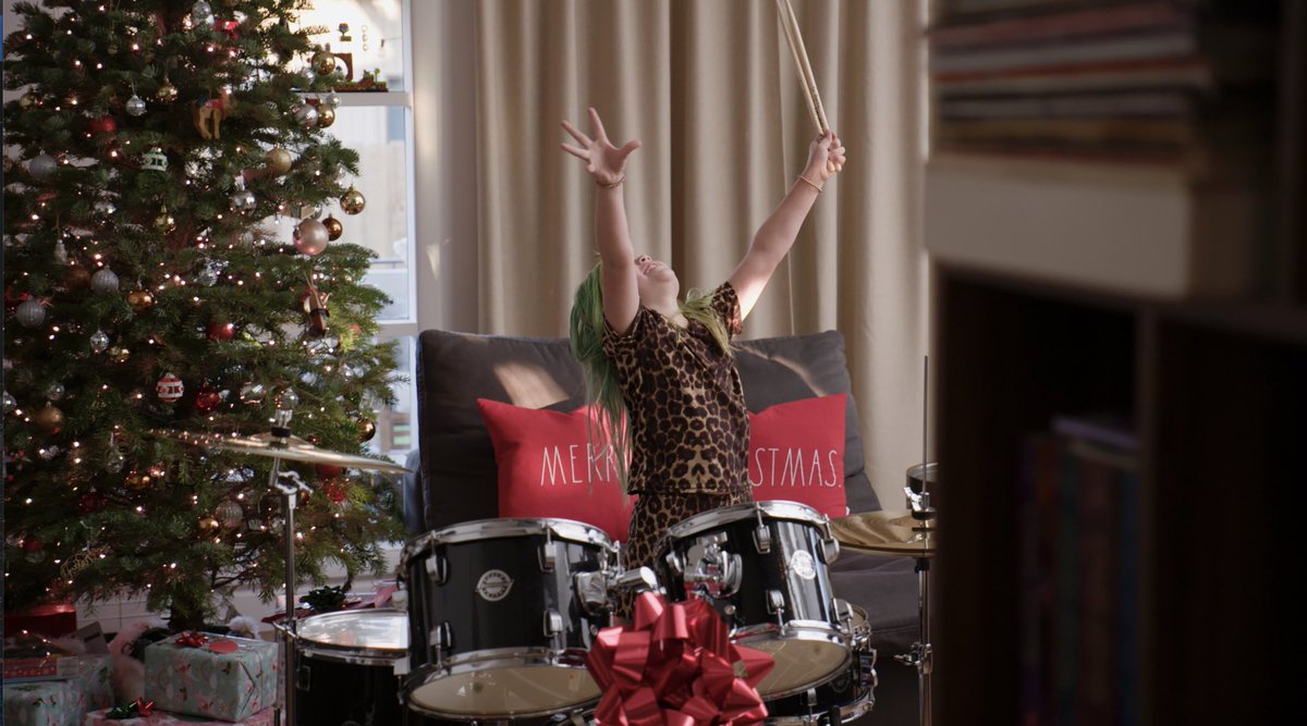 dearsantamovie's tweet photo. Zealey’s wish for a new drum set came true in black, SPARKLY spades this year, thanks to Santa &amp; his Rock-Star Elf, Jess! Watch carefully to find out the bonus surprise Zealey gets at the end of Ep1🎁.  ‘Dear Santa, The Series’ Season 2 streaming now on @hulu 

#santa #elves https://t.co/fZH9QUImNU